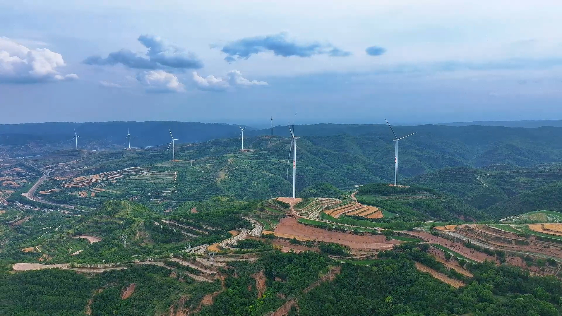 【“飞阅”中国】甘肃崇信：百米风机的上面看风景